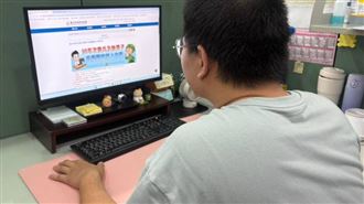 役男可以利用電腦進行兵籍調查網路申請。（圖由內政部提供）
