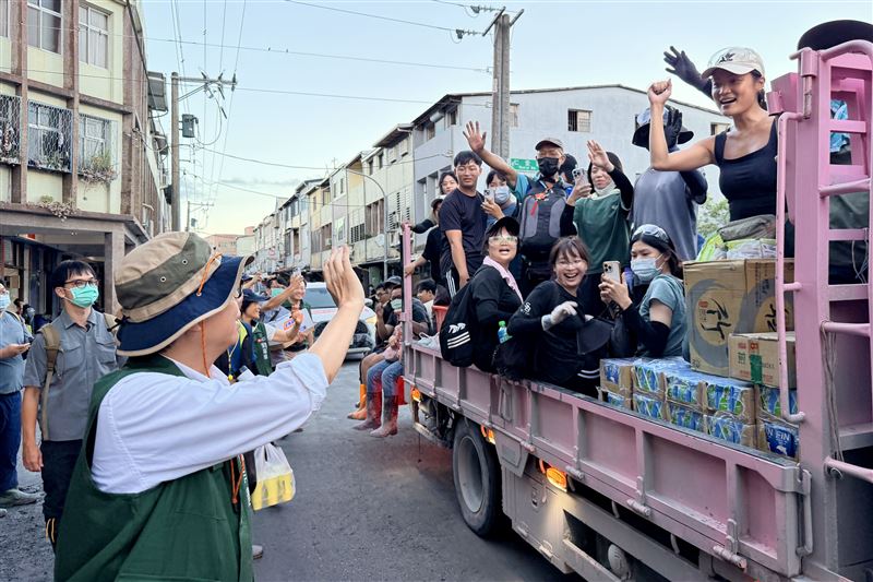 陳其邁向沿途志工打氣。（圖／市府提供）