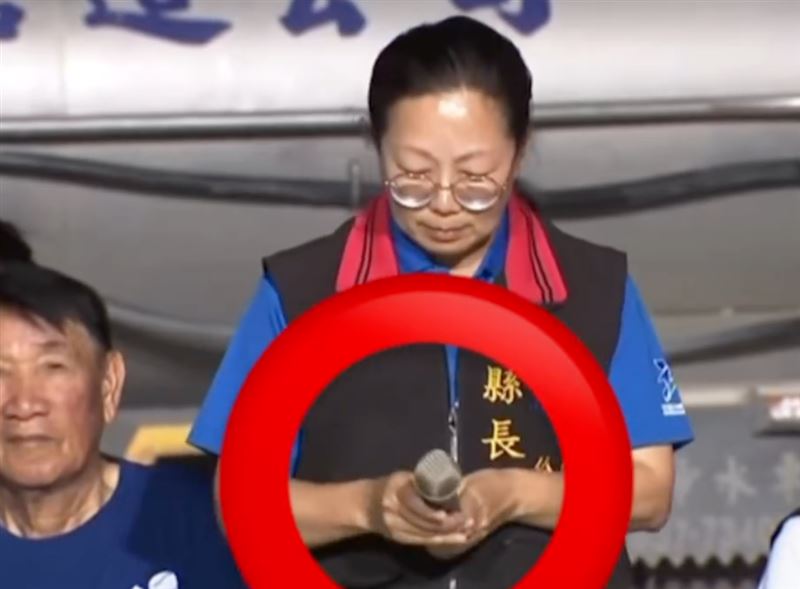 徐榛蔚說明會遭災民咆哮問「救災計畫」，被抓包疑偷關麥克風。（圖／翻攝自Threads）