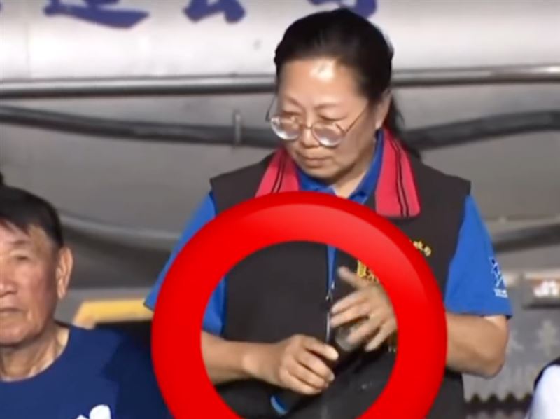 徐榛蔚說明會遭災民咆哮問「救災計畫」，示意麥克風沒聲音。（圖／翻攝自Threads）