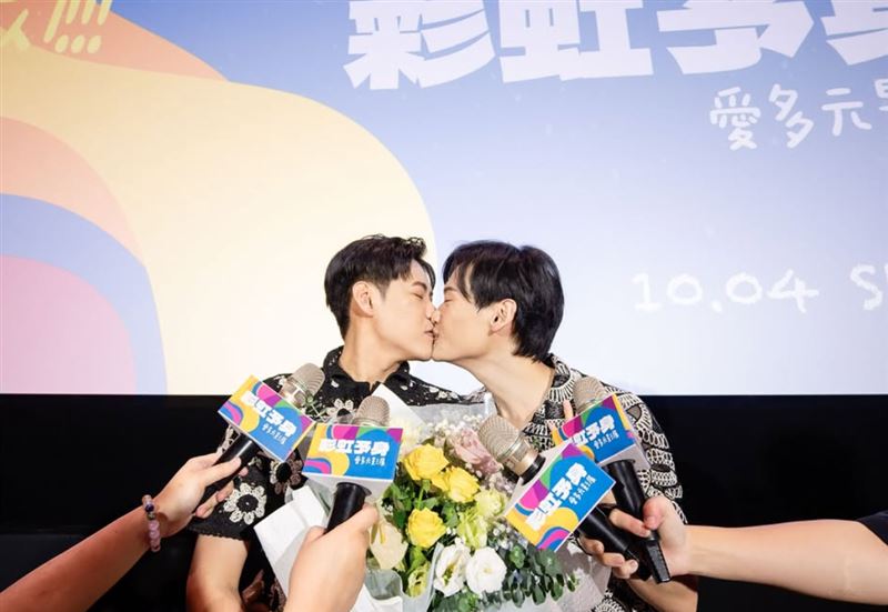 YouTuber「夫夫之道」里歐、阿凱戀愛10年求婚成功。（圖／翻攝自夫夫之道IG）