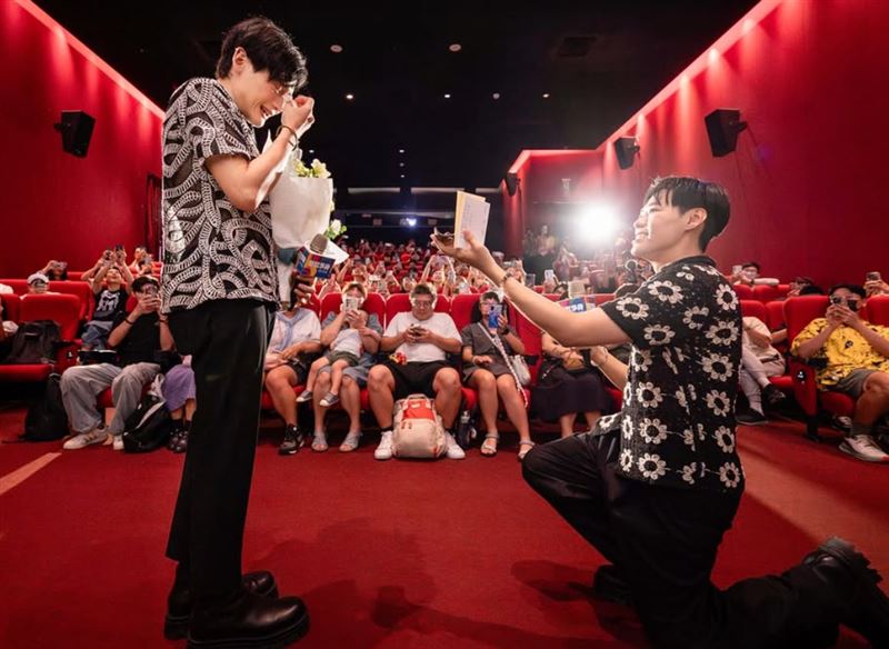 YouTuber「夫夫之道」里歐、阿凱戀愛10年求婚成功。（圖／翻攝自夫夫之道IG）
