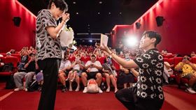 YouTuber「夫夫之道」里歐、阿凱戀愛10年求婚成功。（圖／翻攝自夫夫之道IG）