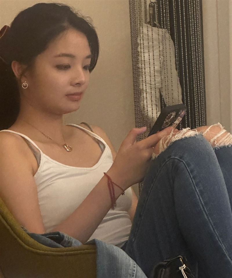 應曉薇表示，大女兒應佳妤每天苦讀刑法總則，說還想唸書。所以她未來選不選都先隨緣。（圖／應曉薇提供）