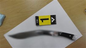 許男所拿的開山刀。（圖／翻攝畫面）