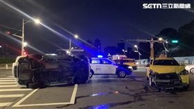 北市蔡男駕駛休旅車行經大度路及中央北路口時遭計程車撞翻。（圖／翻攝畫面）