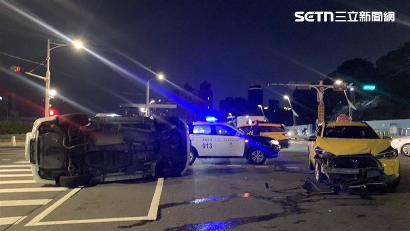 休旅車大度路左轉 遭小黃高速撞翻2人傷