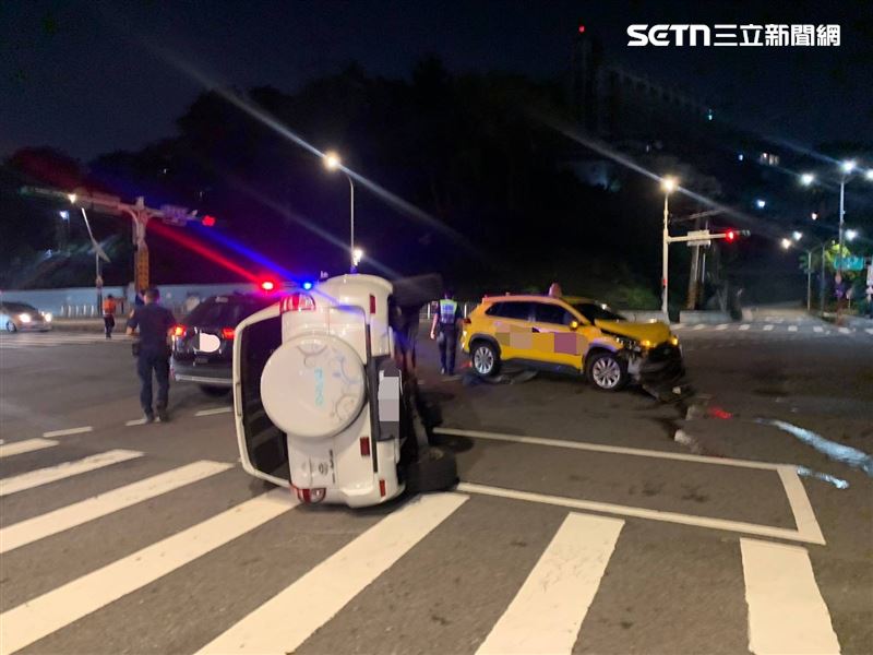 北市蔡男駕駛休旅車行經大度路及中央北路口時遭計程車撞翻。（圖／翻攝畫面）