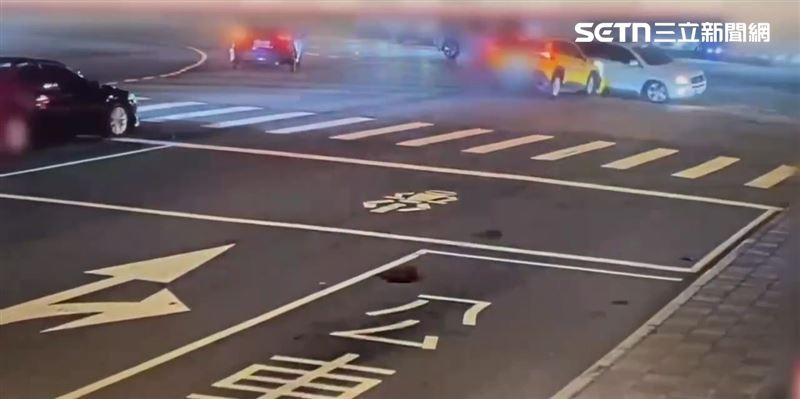 北市蔡男駕駛休旅車行經大度路及中央北路口時遭計程車撞翻。（圖／翻攝畫面）