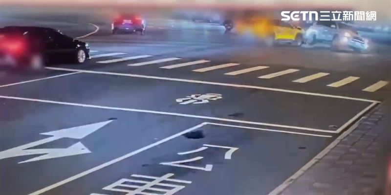 北市蔡男駕駛休旅車行經大度路及中央北路口時遭計程車撞翻。（圖／翻攝畫面）