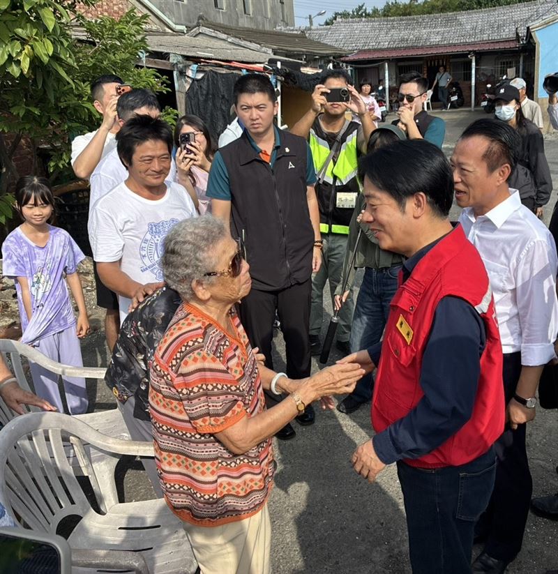 總統賴清德今（5)日赴嘉義縣關心丹娜絲風災災民及視察受損民房復原進度，內政部長劉世芳陪同。(圖/內政部提供)