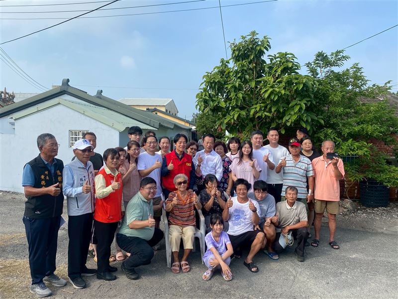 總統賴清德今（5)日赴嘉義縣關心丹娜絲風災災民及視察受損民房復原進度，內政部長劉世芳陪同。(圖/內政部提供)