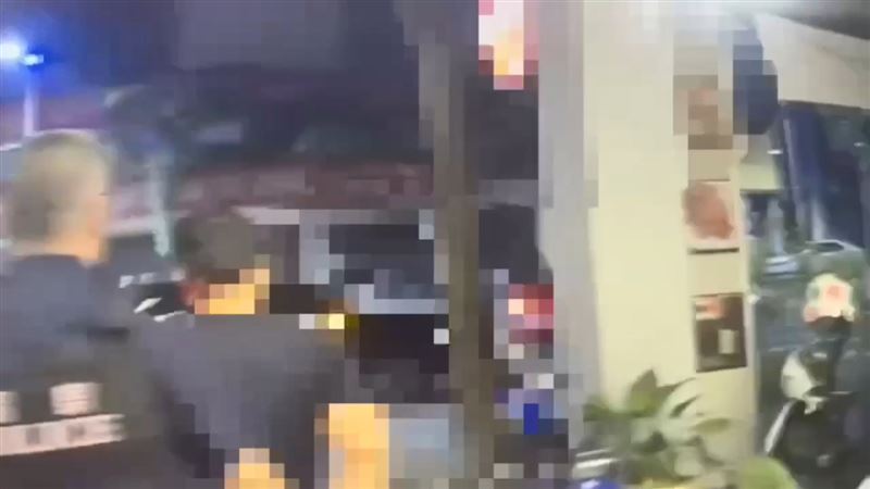 楊男與友人慶生聚會後起口角，過程中拿起酒瓶攻擊對方遭警方逮捕。（圖／翻攝畫面）