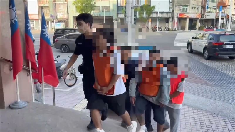 酒後鬥毆的印尼籍移工被警方送辦。（圖／翻攝畫面）