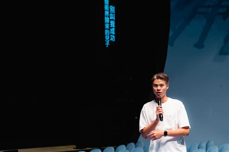 綠光創藝內容開發總監吳定謙表示，台語饒舌音樂劇「別叫我成功：藝術界歸來的兒子」是綠光創藝首次與外部劇團合作出品的演出。（圖／翻攝自綠光劇團臉書）