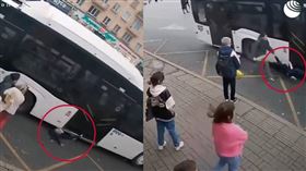 男童被公車門夾住腿後，遭到拖行數公尺。（圖／翻攝自ria.ru）