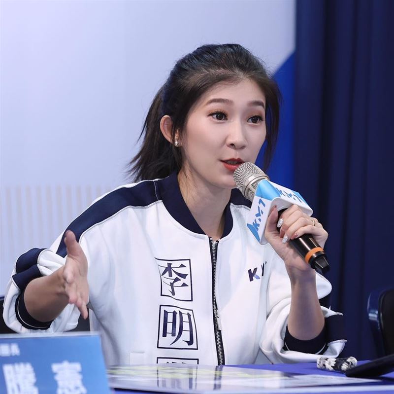 李明璇在網路節目批評在光復車站合唱《島嶼天光》的志工是青鳥「非常的下流」、「非常非常的噁心」。（圖／翻攝自李明璇臉書）