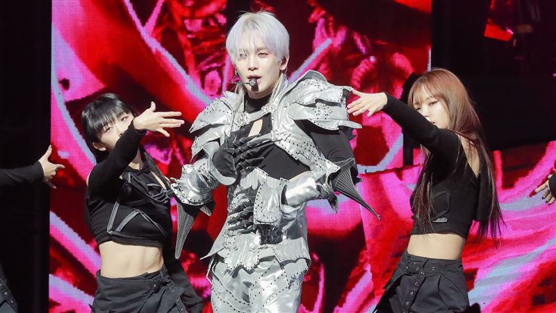 SHINee KEY銀髮開唱　台粉變「觀音」喊話