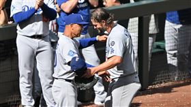 柯蕭（Clayton Kershaw）例行賽最後1場先發，退場時總教練羅伯茲（Dave Roberts）和他擁抱。（圖／美聯社／達志影像）
