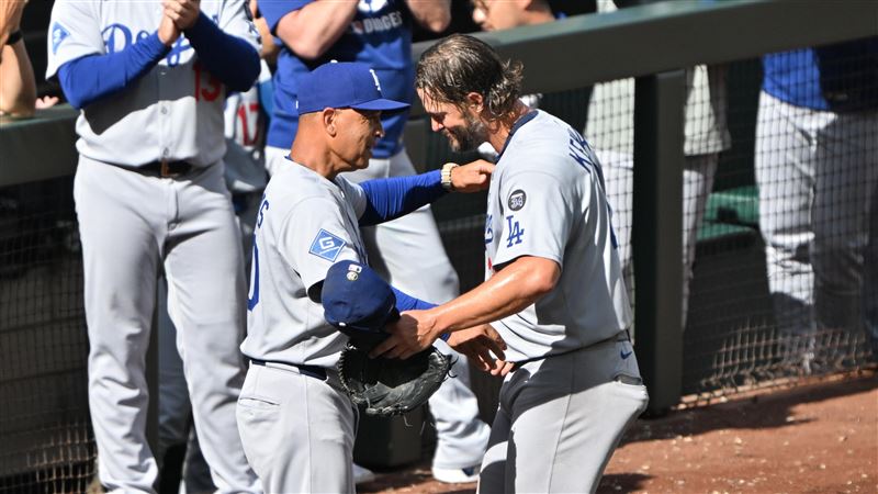 柯蕭（Clayton Kershaw）例行賽最後1場先發，退場時總教練羅伯茲（Dave Roberts）和他擁抱。（圖／美聯社／達志影像）