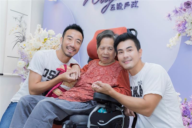 高允漢（右）結婚原因之一是想讓失智症的媽媽放心。（圖／翻攝自臉書）