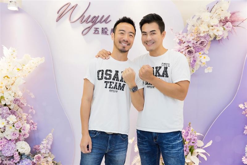 高允漢（右）分享登記結婚當天的甜蜜畫面。（圖／翻攝自臉書）