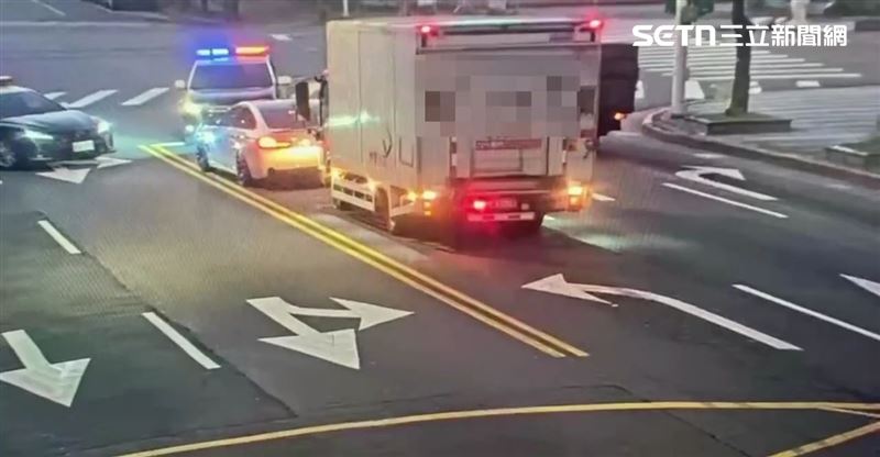 北市陳男酒駕昏睡路中央，警方破窗逮人還搜出電子煙。（圖／翻攝畫面）