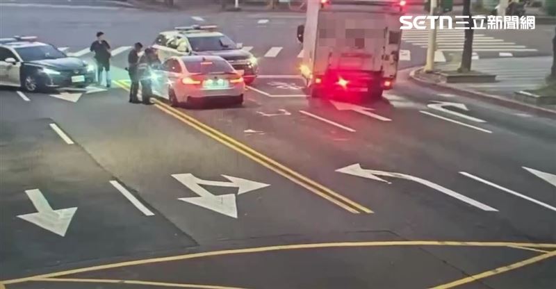 北市陳男酒駕昏睡路中央，警方破窗逮人還搜出電子煙。（圖／翻攝畫面）