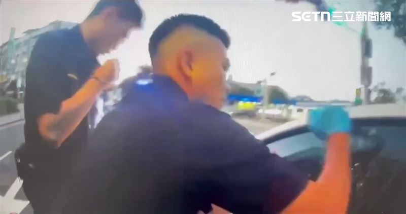 北市陳男酒駕昏睡路中央，警方破窗逮人還搜出電子煙。（圖／翻攝畫面）