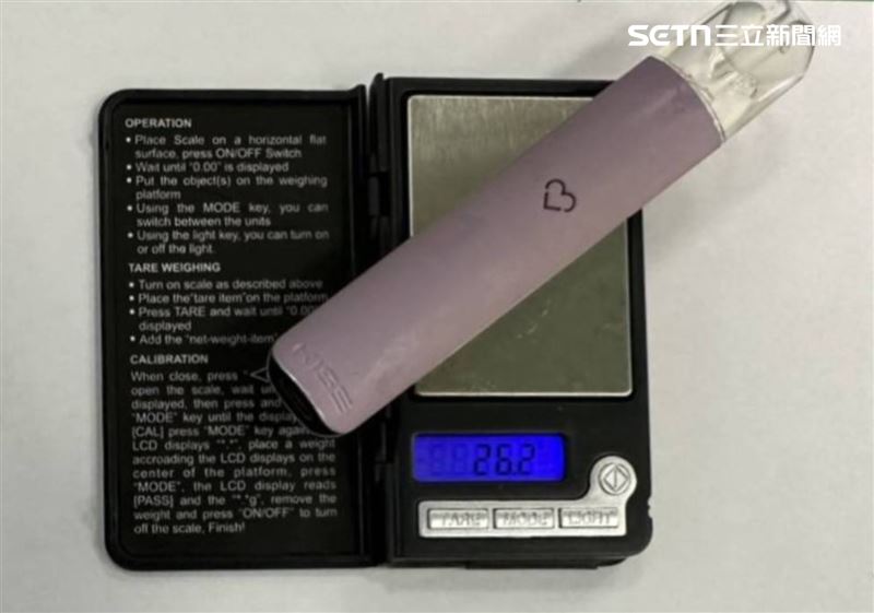 北市陳男酒駕昏睡路中央，警方破窗逮人還搜出電子煙。（圖／翻攝畫面）