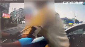 北市陳男酒駕昏睡路中央，警方破窗逮人還搜出電子煙。（圖／翻攝畫面）