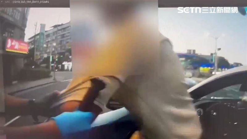 酒駕男睡路口被叫醒　衝撞警車遭破窗壓制