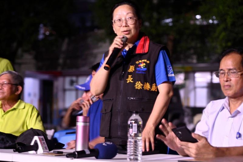 花蓮縣長徐榛蔚、立委鄭天財等3日晚間出席在光復國小舉辦的說明會，和部落災民對談。（圖／翻攝自徐榛蔚臉書）