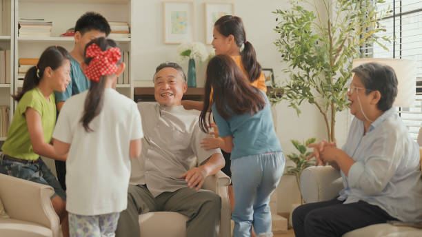 孫子超可愛「幸福的代價」讓他無聲落淚, 從紅包到教育費，龐大支出掏空退休金，讓原本「幸福的爺爺」成了無聲的苦主。（示意圖／PIXABAY）