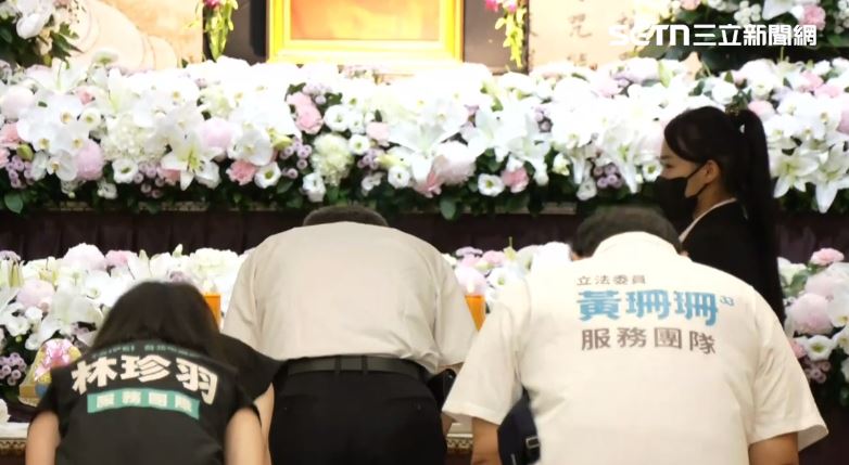 柯文哲出席彭振聲母親公祭，代表民眾黨致意。（圖／翻攝畫面）