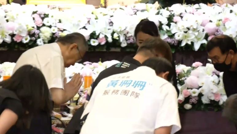 柯文哲雙手合十，與彭振聲相互鞠躬。（圖／翻攝畫面）
