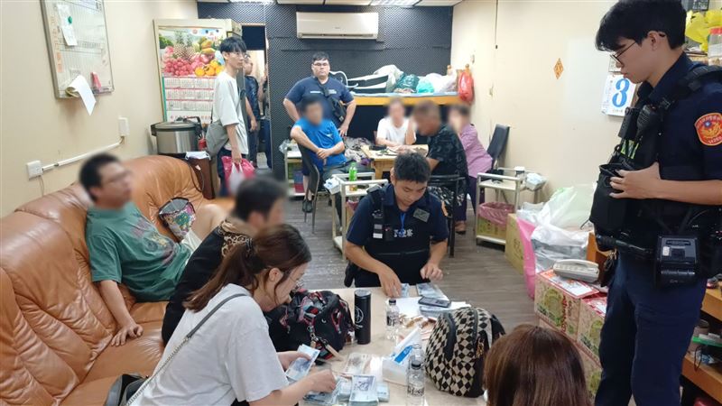 淡水警方中秋連假破獲賭場逮8人。（圖／翻攝畫面）