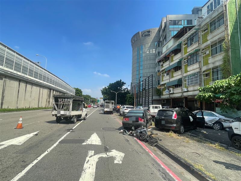 現場一片狼藉，肇事駕駛在車內昏迷。（圖／翻攝畫面）