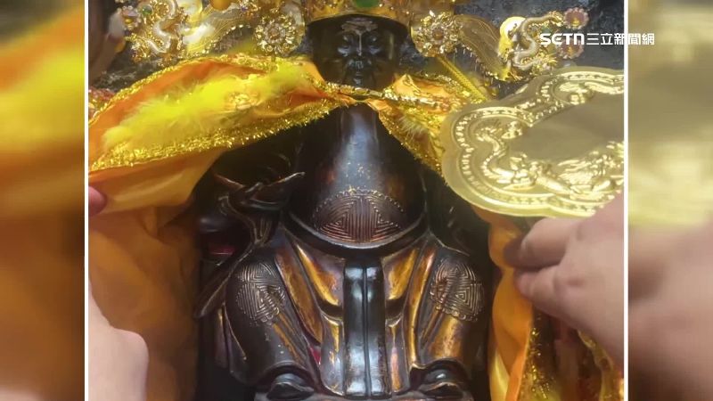土地公手握金元寶