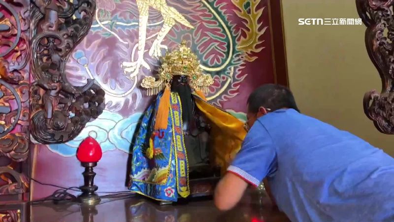 土地公手拿元寶