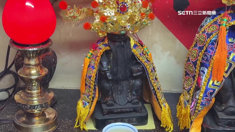 這一尊土地公，一手持如意、一手拿元寶