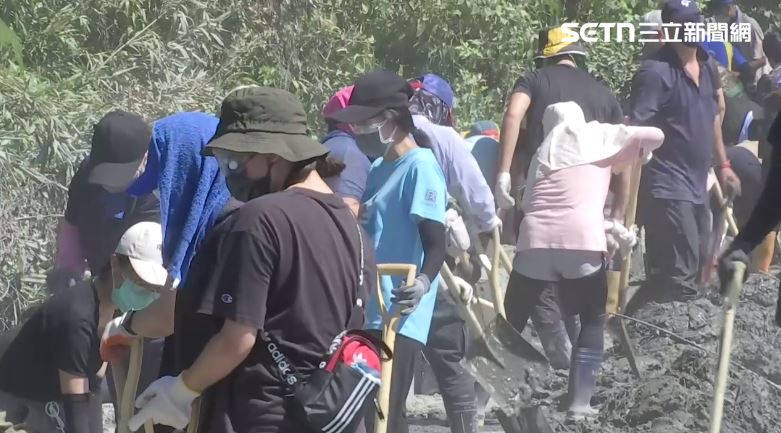 無分男女志工協助清溝。（圖／翻攝畫面）