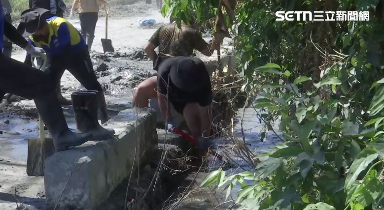 清溝超人不嫌髒跟辛苦清除淤泥。（圖／翻攝畫面）