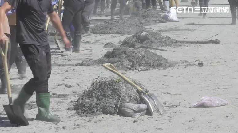 清出的淤泥堆成一堆一堆的小丘等待清運。（圖／翻攝畫面）
