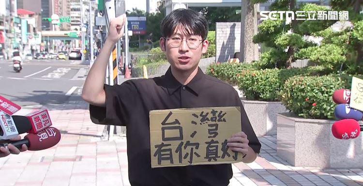 陳姓鏟子超人被李明璇指控霸佔車票、唱島嶼天光=青鳥的奇妙指控，因此現身國民黨中央黨部外，要李明璇出來道歉。（圖／翻攝畫面）