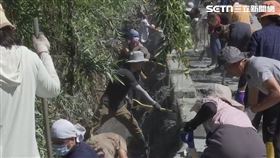 清溝超人幫忙清理水溝（圖／翻攝畫面）