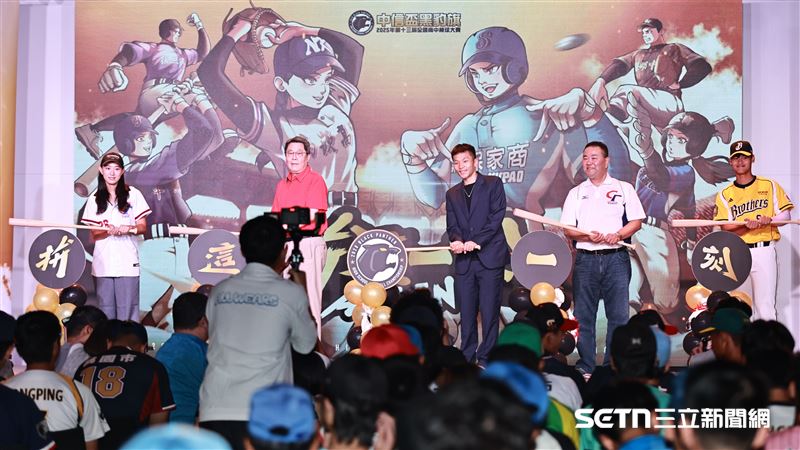 2025年第13屆中信盃黑豹旗開賽記者會，運動部長李洋揮棒揭開本屆賽會口號「拚這一刻」。（圖／記者劉彥池攝影）