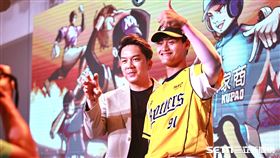 2025年第13屆中信盃黑豹旗開賽記者會，退役球星周思齊和中信兄弟小將張祖恩合影。（圖／記者劉彥池攝影）