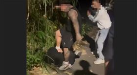 鍾男反抗不願拍道歉片被痛毆。（圖／翻攝畫面）