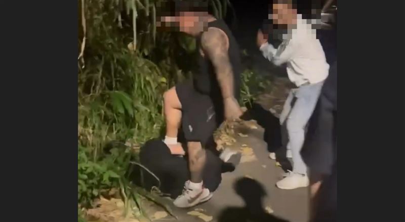 鍾男反抗不願拍道歉片被痛毆。（圖／翻攝畫面）